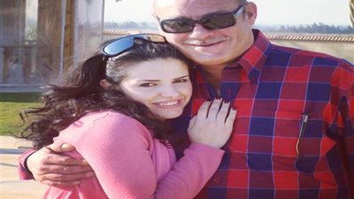 بعد مرور شهرين على وفاته.. دنيا عبد العزيز تتذكر فاروق الفيشاوي بهذا الكلمات (صورة)