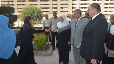 رئيس جامعة الأزهر يفاجئ الطالبات بالمدينة الجامعية صباح اليوم ويوزع عليهم الهدايا (صور)