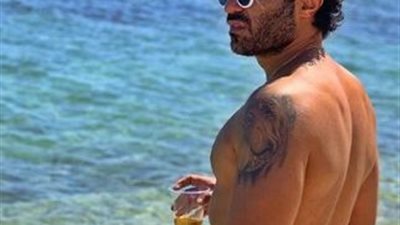 أحمد فهمي يراقب السلطعون في المالديف.. وأكرم حسني: “مش كفاية بقى” (صورة)