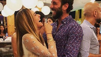 بعد صورتهما المثيرة للجدل.. أمينة خليل توضح حقيقة علاقتها بعضو فرقة كايروكي (فيديو)