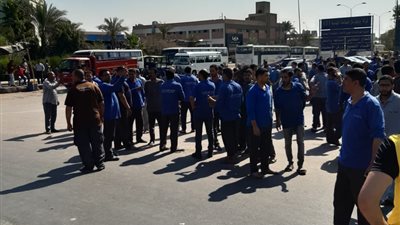 لليوم الثاني.. 3000 عامل في يونيفرسال يواصلون اعتصامهم بمصنع الأفران (فيديو)