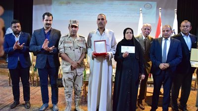 رئيس جامعة بني سويف يكرم أبطال أكتوبر في حضور أبطال فيلم “الممر”