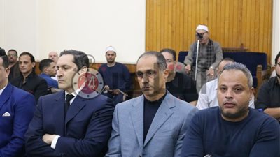 شاهد| كيف تم استقبال علاء وجمال مبارك في عزاء “طباخ الريس” بالحامدية الشاذلية؟