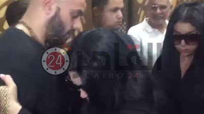 مروى اللبنانية تحتضن نجل الفنان طلعت زكريا وتنهار من البكاء في العزاء (فيديو)