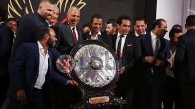 شاهد| لحظة تسليم الأهلي درع الدوري خلال الاحتفالية (فيديو وصور)