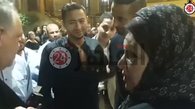 شاهد| حمادة هلال يظهر مصابًا في عزاء طلعت زكريا ونجوم الفن يؤازرونه (فيديو)