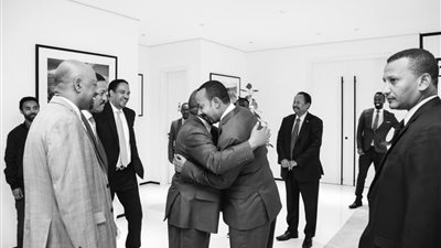 شاهد| لحظة فوز رئيس وزراء أثيوبيا بجائزة نوبل للسلام بحضور وفد سوداني (صور)