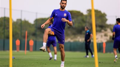 الجهاز الفني للأهلي يطمئن على عمرو السولية قبل مران اليوم