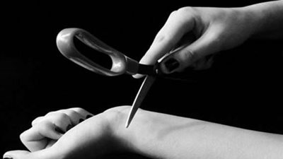 مصري يحاول الانتحار فى الكويت بقطع شرايين يده