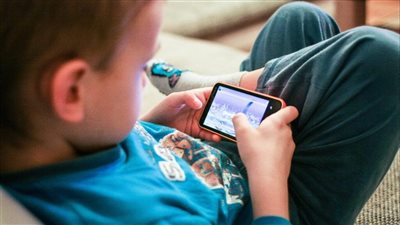 يفتح لهم أبواب الإجرام.. أستاذ علم اجتماع تحذر الأمهات: بلاش تدي التليفون لابنك