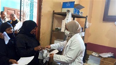 توقيع الكشف المجاني على 3146 مواطنًا خلال القوافل الطبية بقرى أسوان وكوم أمبو  