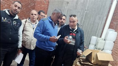 ضبط 19 ألف كمامة و2288 زجاجة كحول بمصنع دون ترخيص بالبحيرة