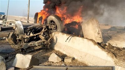 حادثة جديدة.. انقلاب سيارة نقل واشتعال النيران بها بالطريق الأوسطي | صور 