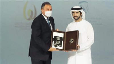 الخطيب يتسلم جائزة محمد بن راشد للإبداع الرياضي الخاصة بالنادي الأهلي