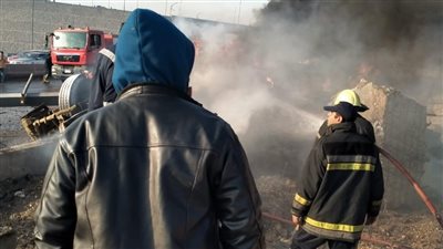 الحماية المدنية تنجح في إخماد حريق تريلا بعد انقلابها بالطريق الأوسطي |صور 