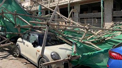 أثناء تجديده.. سقوط سقالات مول سيمون أرزت الأثري على السيارات ببورسعيد | صور