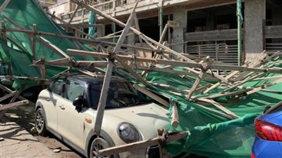 بسبب الرياح الشديدة.. تحطم 9 سيارات نتيجة انهيار واجهة مبنى سيمون أرزت في بورسعيد | بث مباشر