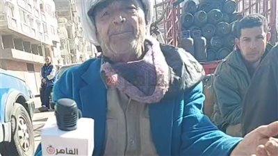 في غرام سيدنا النبي.. عامل نظافة ببورسعيد يستعين بالمدح: المرض عجزني وشغلانتي متعبة | صور 