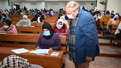 نائب رئيس جامعة الفيوم: نراعي التباعد في الامتحانات.. ونشدد على الكمامة | صور