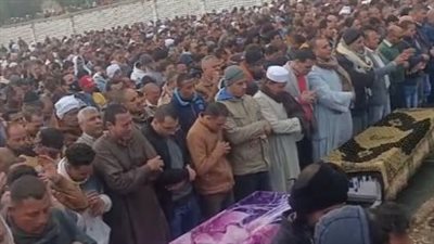 بكاء وحسرة أهالي شاويش ببني سويف أثناء تشييع جثامين ضحايا حادث طريق أسيوط الغربي | بث مباشر