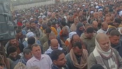 مشهد مهيب في وداع 5 مواطنين من ضحايا حادث أسيوط الغربي أثناء دفنهم ببني سويف| فيديو