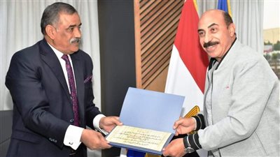 أشرف عطية يؤكد دعمه لمجلس إدارة نادى أسوان والأخير يهديه الرئاسة الشرفية