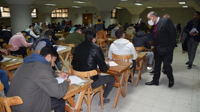 رئيس جامعة حلوان يتفقد سير الامتحانات ويوجه بتشديد الإجراءات الاحترازية