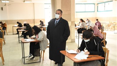 نائب رئيس جامعة عين شمس يتفقد لجان امتحانات كلية الحقوق لمتابعة الإجراءات الاحترازية