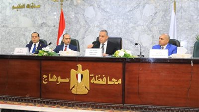 محافظ سوهاج يترأس اجتماع لجنة توفيق أوضاع المشروعات المتوسطة والصغيرة