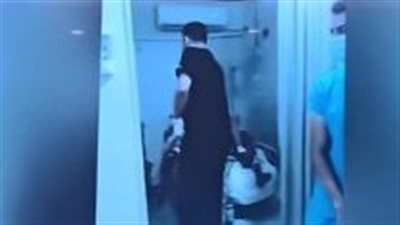 القصة الكاملة لـ اعتداء طبيب على مريض بطريقة وحشية داخل مركز طبي بالجيزة | فيديو