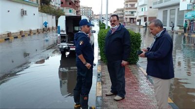 جهود مكثفة لإزالة تراكمات مياه الأمطار بشوارع سفاجا| صور
