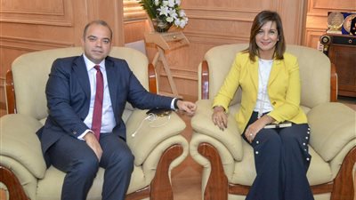 غضب بين السماسرة بعد ترويج وزارة الهجرة للاستثمار في البورصة عبر إحدى الشركات 