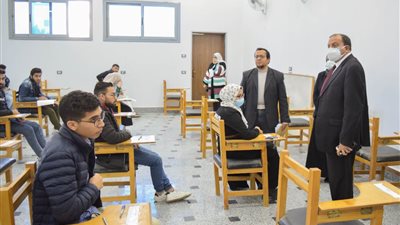 رئيس جامعة بني سويف يتفقد سير الامتحانات ويوجه الالتزام بالإجراءات الاحترازية