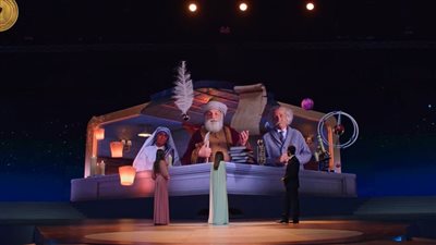 أينشتاين والأم تريزا وجلال الدين الرومي يظهرون بمنتدى شباب العالم 