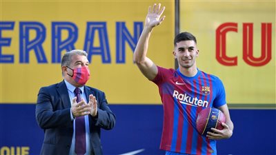 برشلونة ينجح في تسجيل فيران توريس قبل السوبر الإسباني