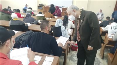 نائبا رئيس جامعة الفيوم يتفقدان سير الامتحانات.. ولا دخول دون كمامة| صور