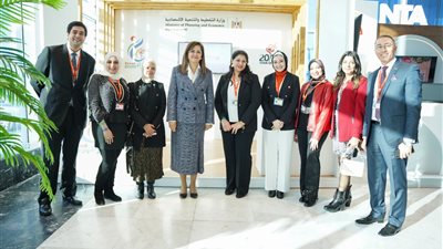 وزيرة التخطيط والتنمية الاقتصادية تزور جناح رواد 2030 بمنتدى شباب العالم