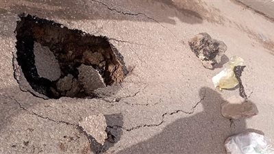 هبوط أرضي بشارع الكوبري بمدينة بنها 