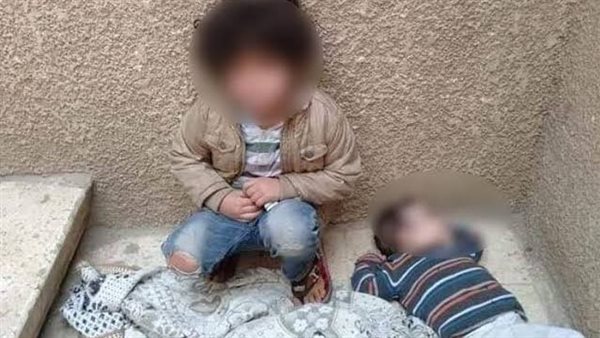 تعرض طفلتين للخطر