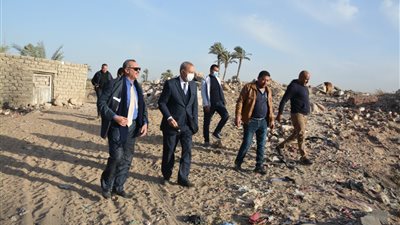 محافظ القليوبية يجري جولة بالخانكة لمتابعة أعمال الحملة المكبرة لرفع تراكمات القمامة