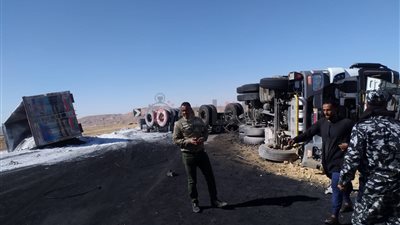 إصابة شخصان في انقلاب تريلا على طريق قنا - سفاجا | صور