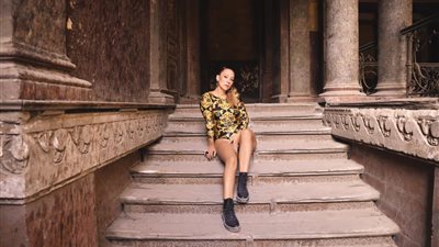 الأمريكية آمون ستار تطلق أول كليب مصور من داخل قصر شامبليون 