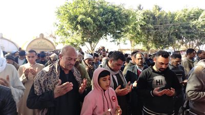 تشييع جنازة شهيد الشهامة ونجل عمه ضحيتي حادثة انقلاب سيارة بمعدية منشأة القناطر | صور