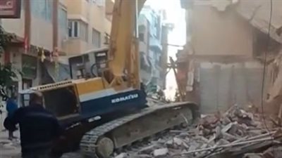 مصرع 2 وإصابة آخر في انهيار عقار بميدان سرور في محافظة دمياط |بث مباشر