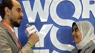 بعد استجابة السيسي.. فتاة الغردقة من منتدى شباب العالم: نفسي أقابل الرئيس وأسلمه لوحة رسمتها