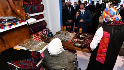 السيسي يتفقد معرض أبناء سيناء ومتحف حياة كريمة بمنتدى شباب العالم