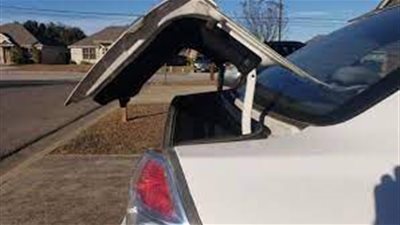 أم تضع ابنها في صندوق السيارة خشية نقل عدوى كورونا لها