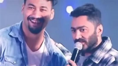 مالك بتترعش كده ليه؟.. تامر حسني يمازح أحد معجبيه في حفلته بجامعة المستقبل | فيديوجراف