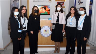 وزيرة الهجرة وغادة والي تتفقدان جناح الوزارة بمنتدى شباب العالم