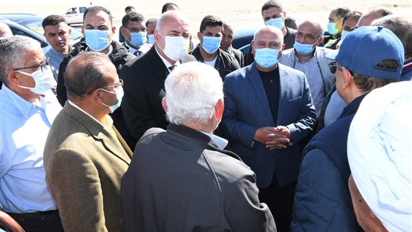 وزير النقل خلال الجولة